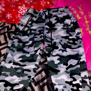 Camouflaged sweat pants with zippers